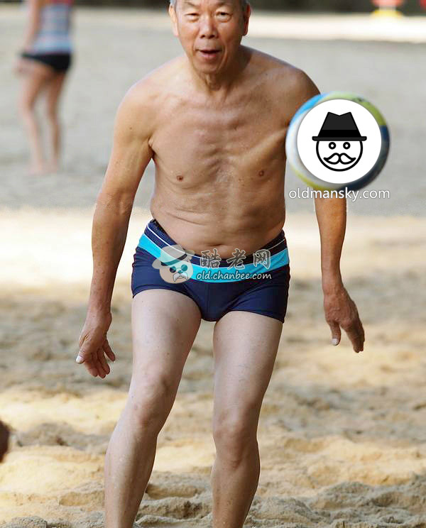 Swimming old man wore a brown boxer underwear was playing volleyball on the beach_05