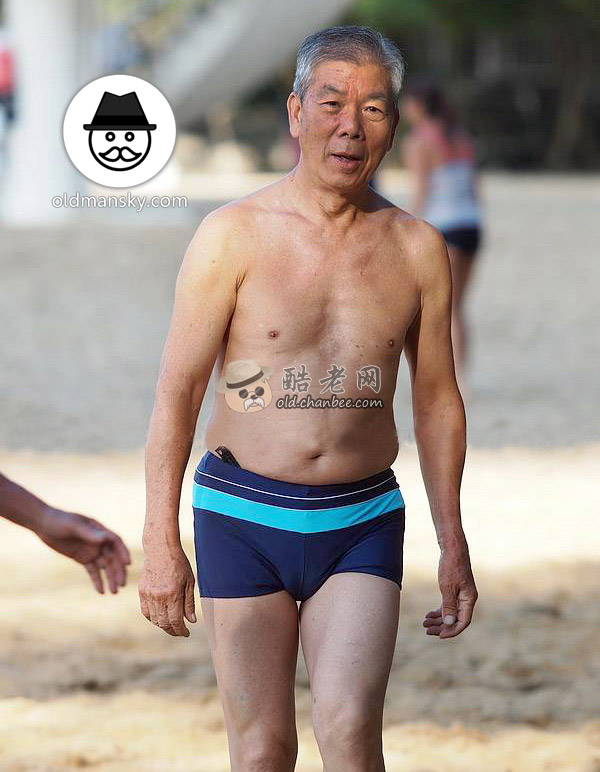 Swimming old man wore a brown boxer underwear was playing volleyball on the beach_04