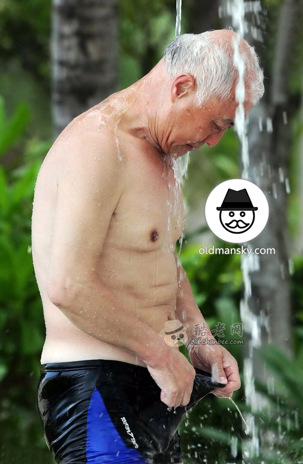 White hair swimming old man wore a boxer underwear was bathing_02