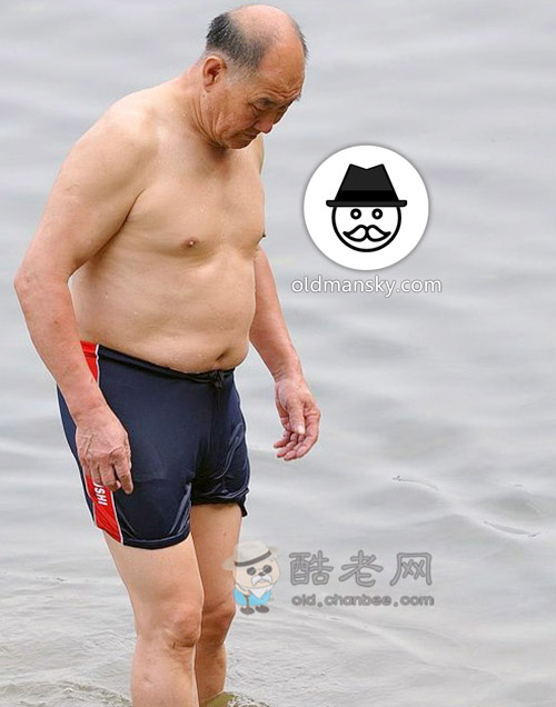 Swimming old daddy wore a brown underwear got out of river_03