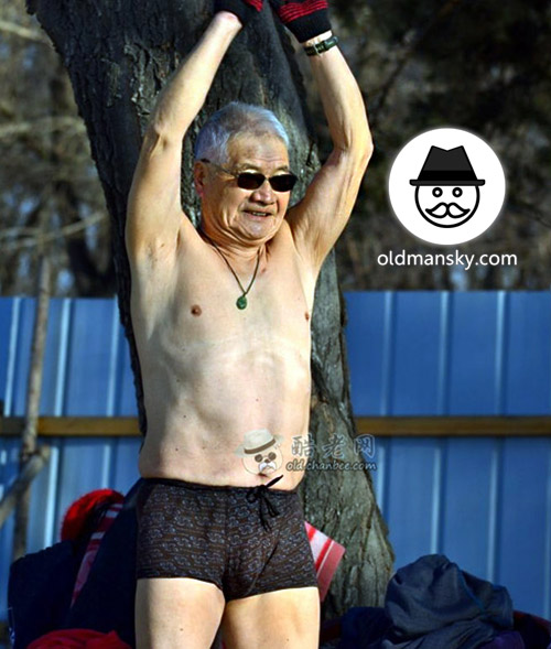 Sunglasses swimming old man wore black underwear exercised by the lake_04