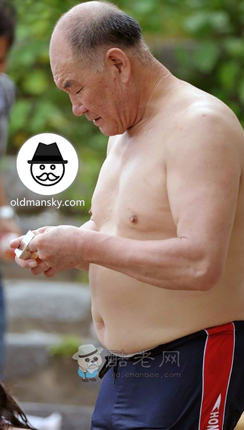 Swimming old daddy wore a brown underwear got out of river_05