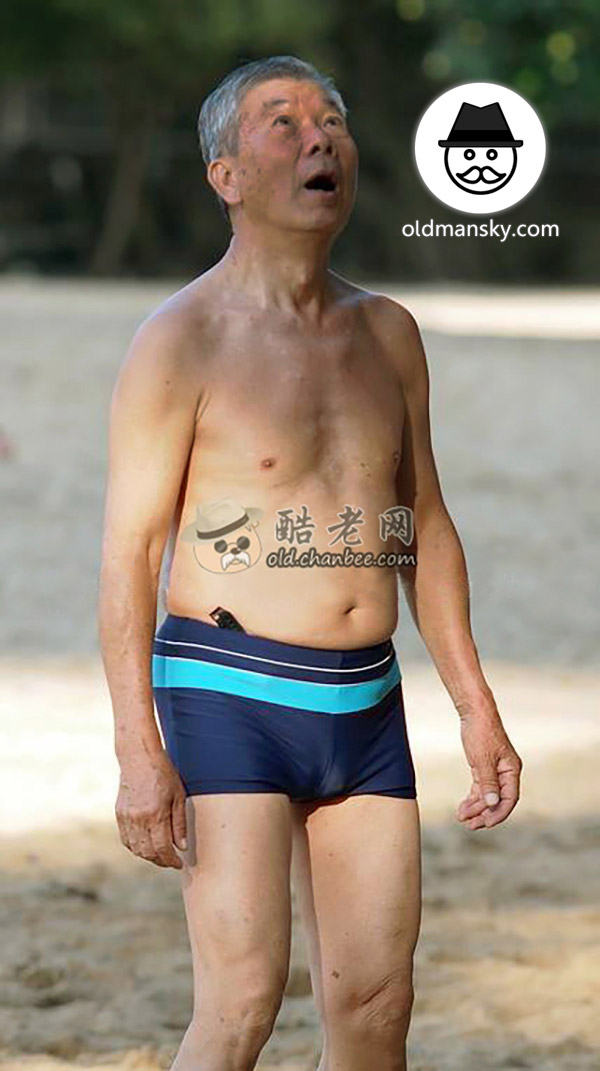 Swimming old man wore a brown boxer underwear was playing volleyball on the beach_03
