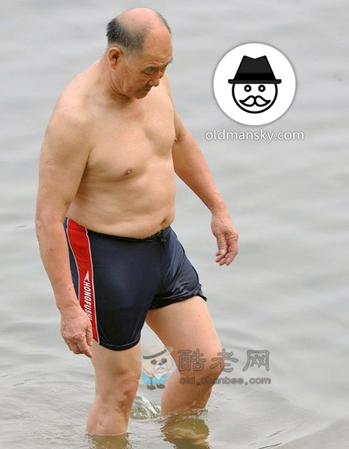 Swimming old daddy wore a brown underwear got out of river_02