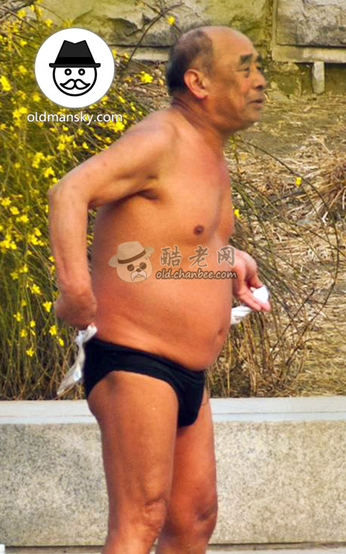 Swimming old daddy wore a black underwear was wiping his body by the river_03