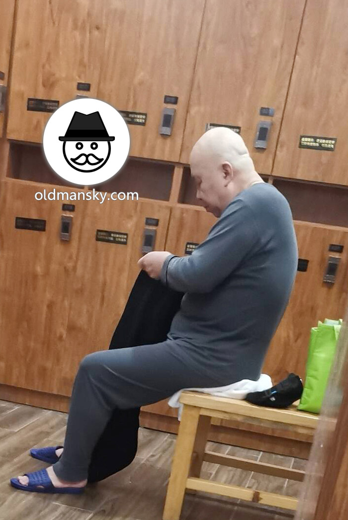 Old man was changing clothes in the public locker room_07