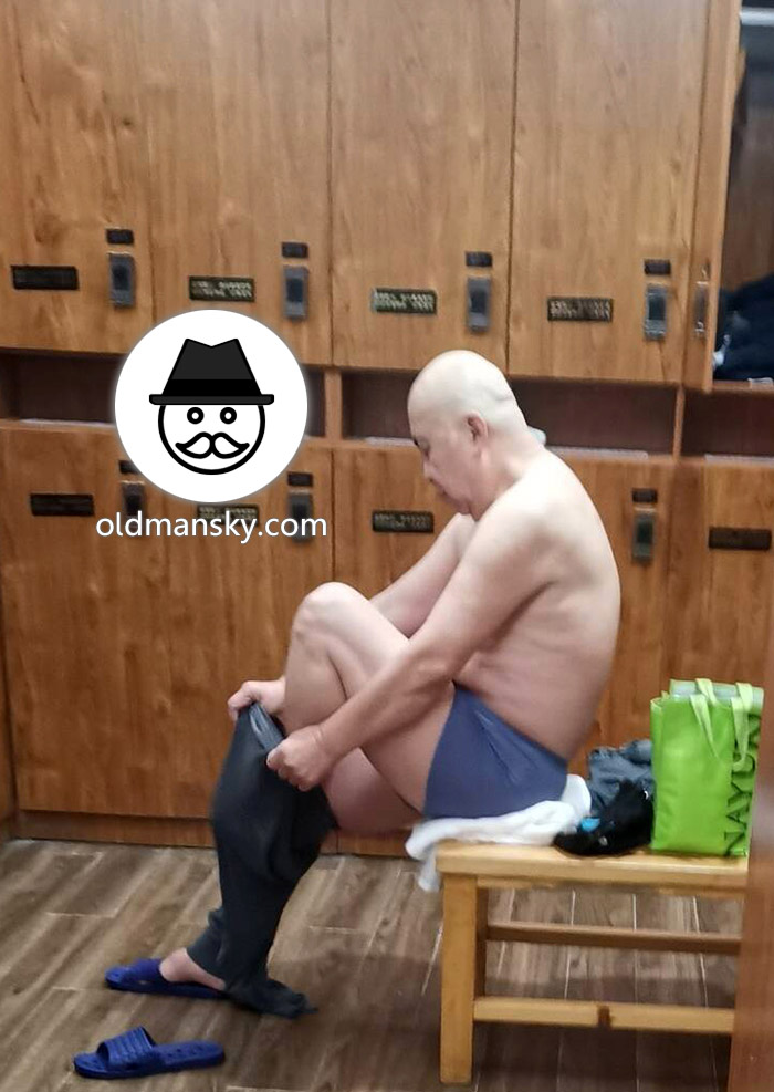 Old man was changing clothes in the public locker room_03