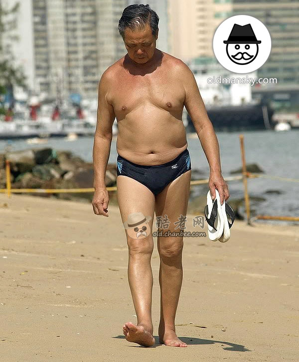 Swimming old man wore a black underwear walked on the beach_03