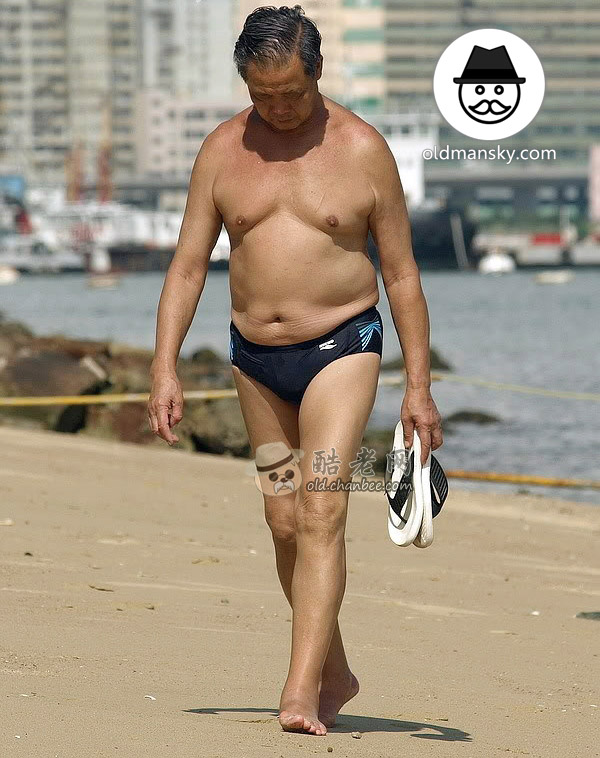 Swimming old man wore a black underwear walked on the beach_02