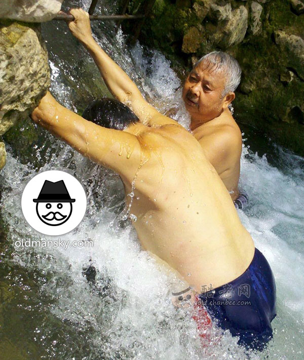 Silver hair old daddy wore a plaid boxer underwear swam in the little river_02
