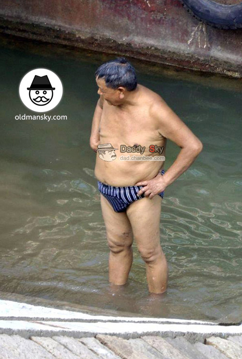 Swimming old daddy wore a brown strip underwear walked out of river