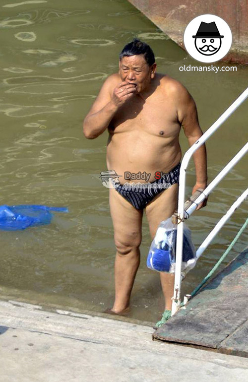 Swimming old daddy wore a brown strip underwear walked out of river