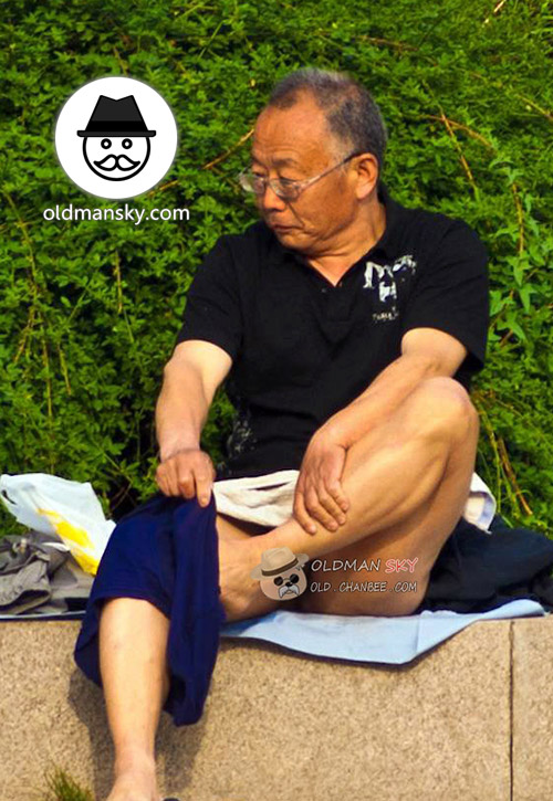Glasses old daddy took off his black polo shirt to swim by the lake_04