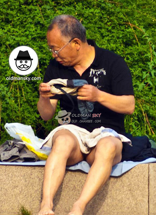 Glasses old daddy took off his black polo shirt to swim by the lake_03