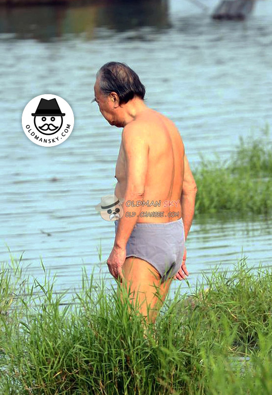 Glasses old man wore a gray underwear went swimming by the river_02