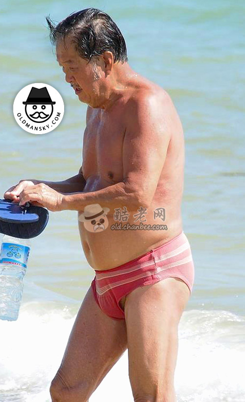Old daddy wore a red underwear walked on the beach