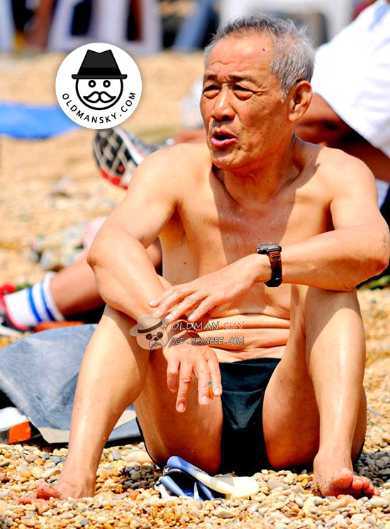 Swimming old daddy wore a black underwear enjoyed sunshine on the beach_02