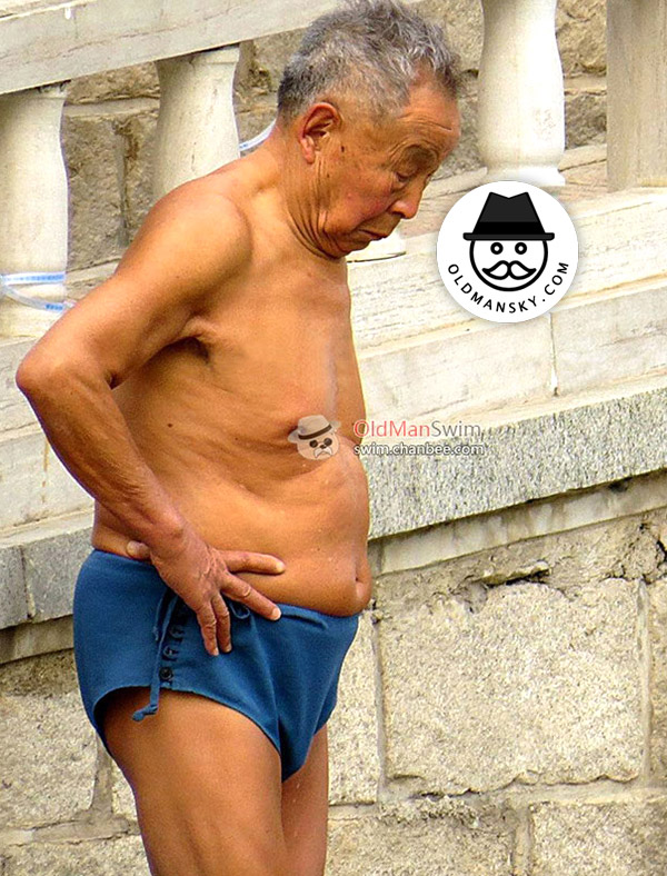 Old man wore a brown underwear went swimming_02