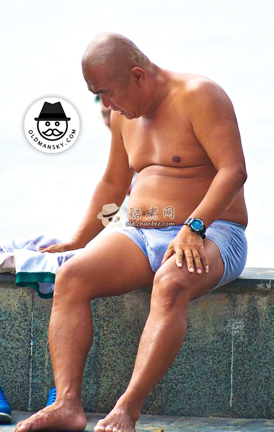Swimming bald head daddy wore a blue boxer underwear by the river_03