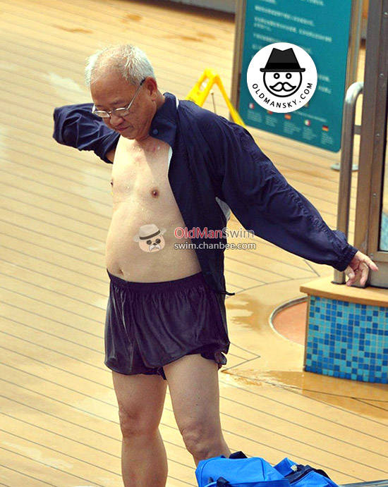 White hair glasses old man wore a black pants went swimming in the indoor pool_04