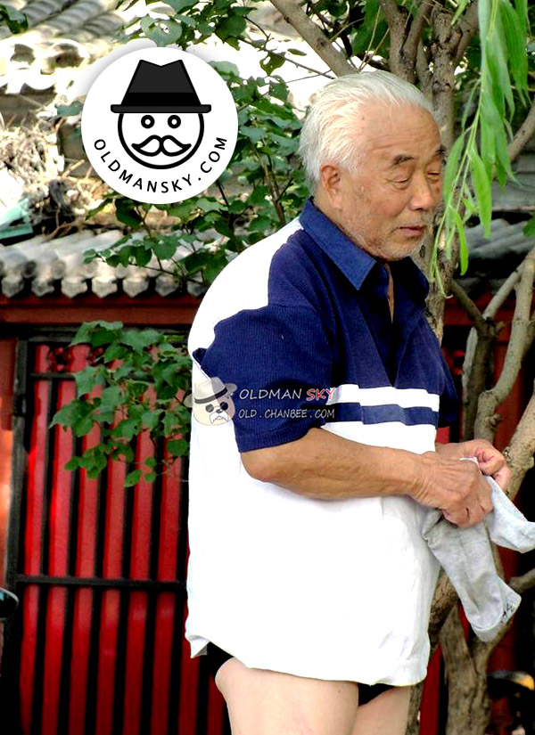 White hair old man wore a black boxer underwear went swimming in the park_04