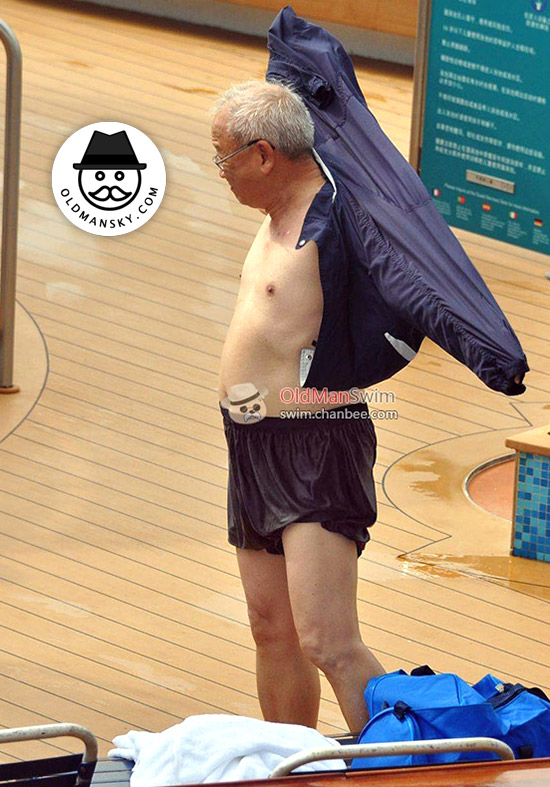 White hair glasses old man wore a black pants went swimming in the indoor pool_03