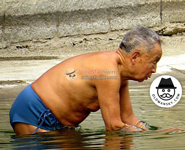 Old man wore a brown underwear went swimming_07