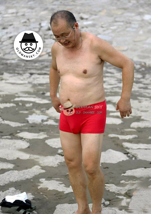 Swimming glasses old daddy wore a red boxer underwear in the river_03