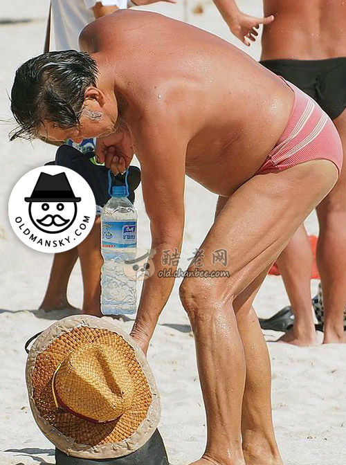 Old daddy wore a red underwear walked on the beach_06