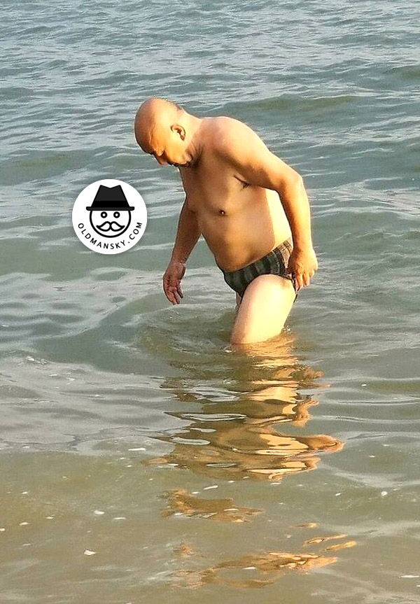 Swimming fat old daddy wore a strip underwear stood at the sea_07