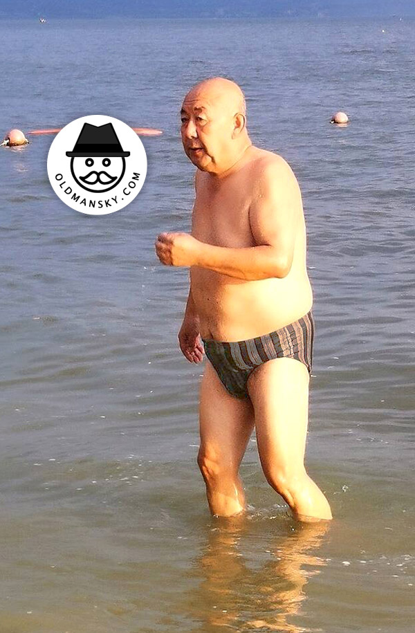Swimming fat old daddy wore a strip underwear stood at the sea_09