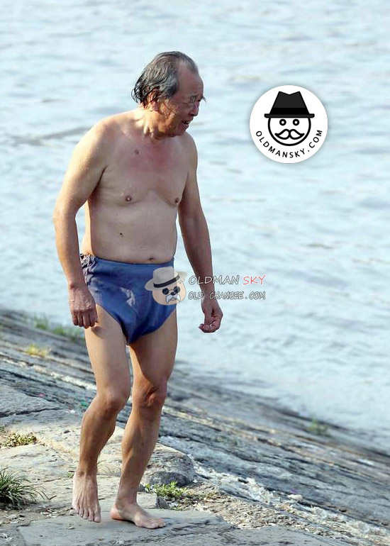 Glasses old man wore a gray underwear went swimming by the river_04