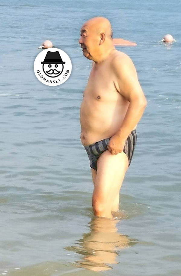 Swimming fat old daddy wore a strip underwear stood at the sea_06