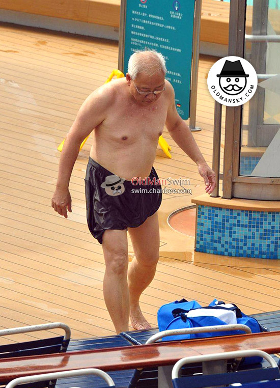White hair glasses old man wore a black pants went swimming in the indoor pool_02