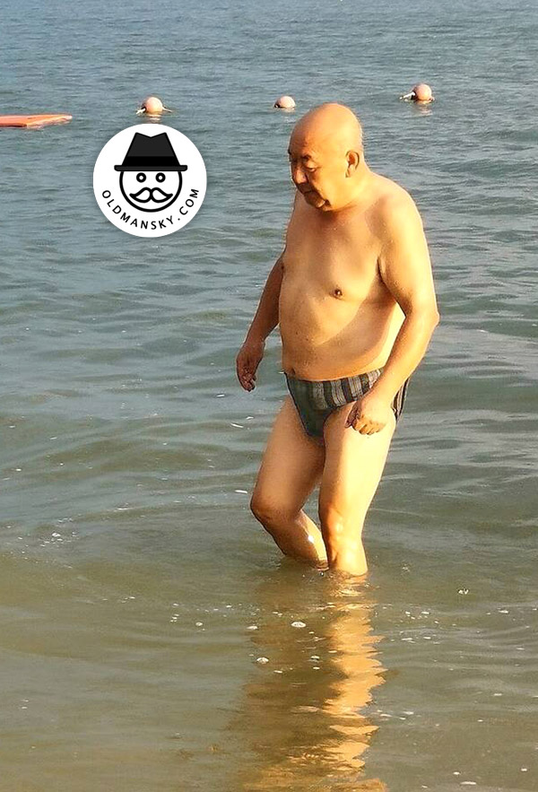 Swimming fat old daddy wore a strip underwear stood at the sea_08