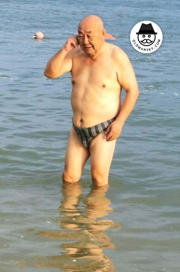 Swimming fat old daddy wore a strip underwear stood at the sea_05