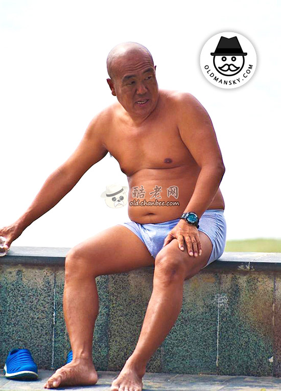 Swimming bald head daddy wore a blue boxer underwear by the river_02