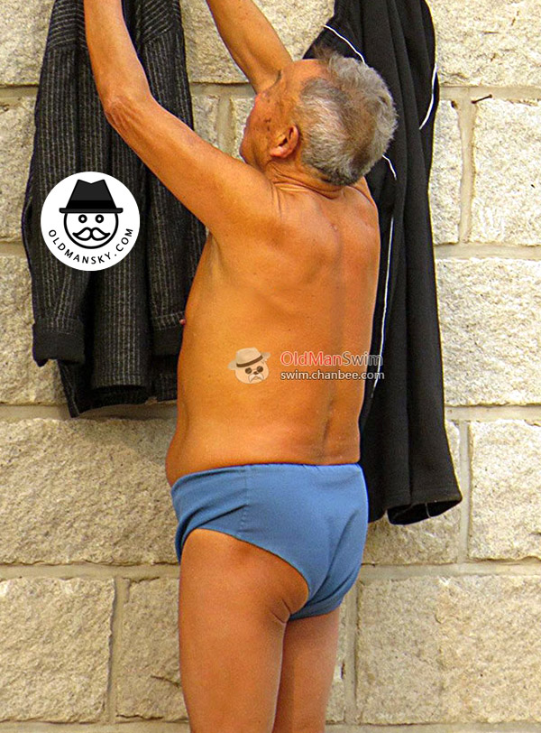 Old man wore a brown underwear went swimming_06