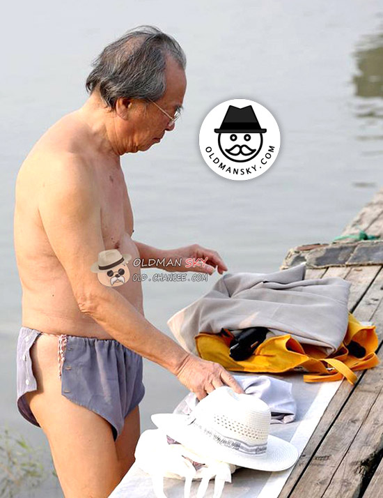 Glasses old man wore a gray underwear went swimming by the river