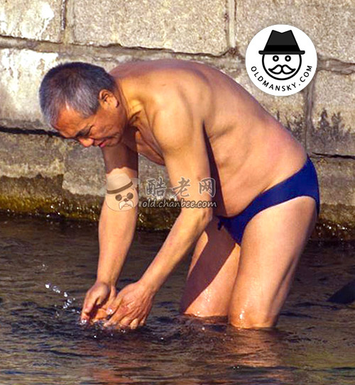 Old daddy wore a brown underwear went swimming in the lake_05
