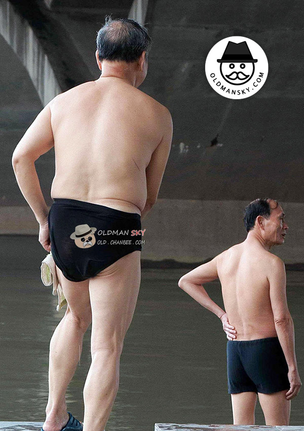 Swimming old daddy wore a black underwear stood by the river_12