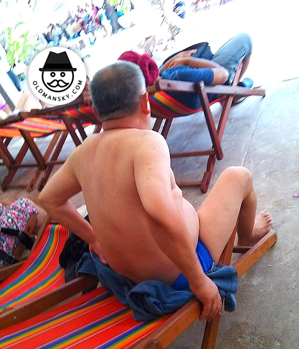 Tourist old daddy wore a blue underwear sat on the chair at the sea_04