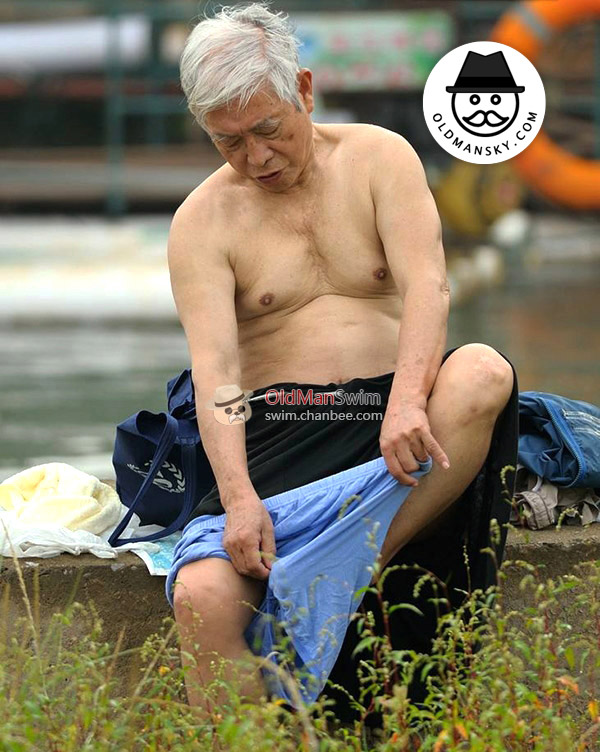 Swimming white hair old man put on his blue boxer underwear by the river_06