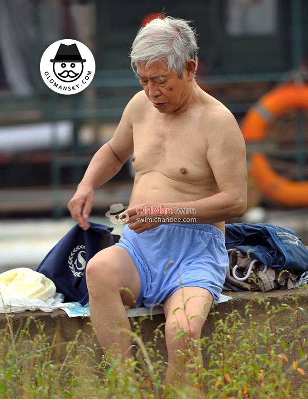 Swimming white hair old man put on his blue boxer underwear by the river_08