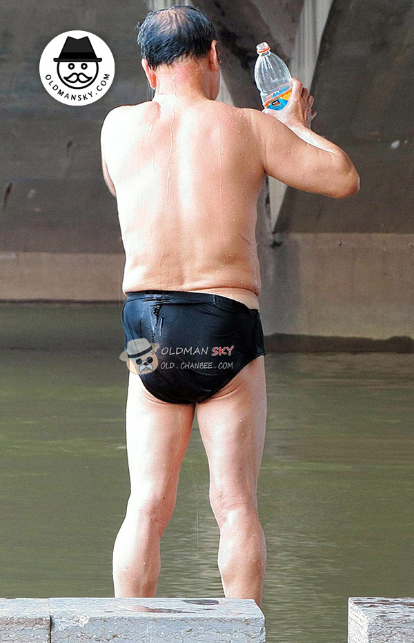Swimming old daddy wore a black underwear stood by the river_04