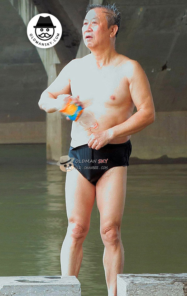 Swimming old daddy wore a black underwear stood by the river_06
