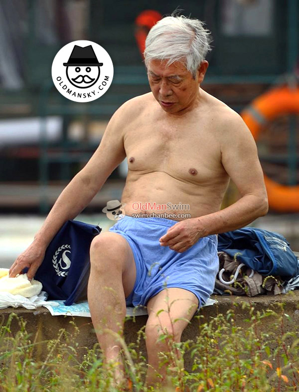 Swimming white hair old man put on his blue boxer underwear by the river_02