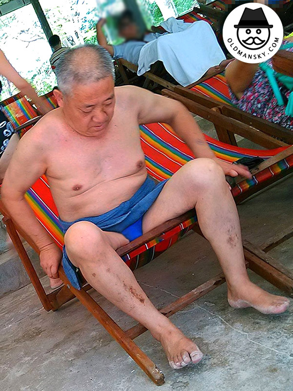 Tourist old daddy wore a blue underwear sat on the chair at the sea_06