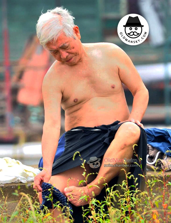 Swimming white hair old man put on his blue boxer underwear by the river_04
